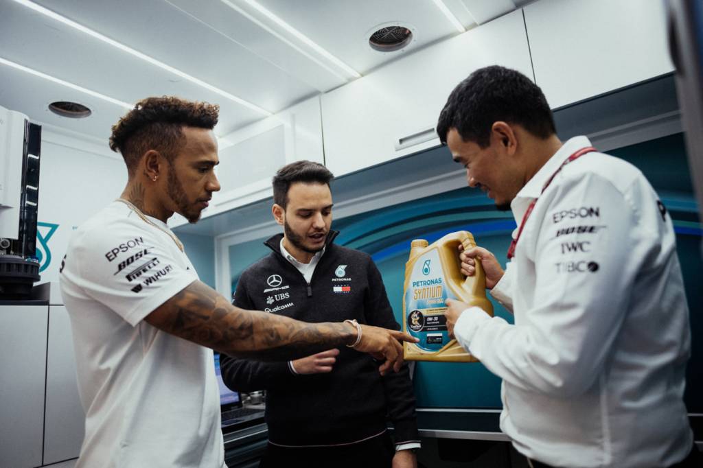 Engenheiros Salvatore Shembrie e Nasri Shafie trabalham junto com o piloto Louis Hamilton: just-another-day-at-work-for-mercedes-amg-petronas-motorsport-driver-and-four-time-formula-1-world-champion-lewis-hamilton-and-petronas-trackside-fluid-engineers-salvatore-sche-1