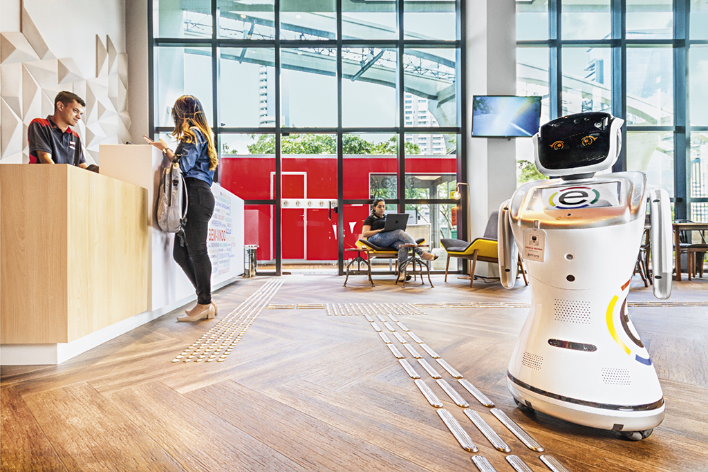 Com 12 horas de serviço, esta recepcionista de hotel trabalha como um robô