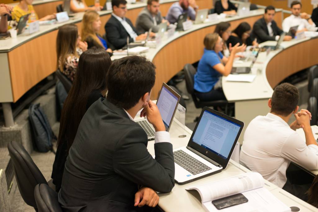 Entenda as diferenças entre os cursos de MBA e MPA