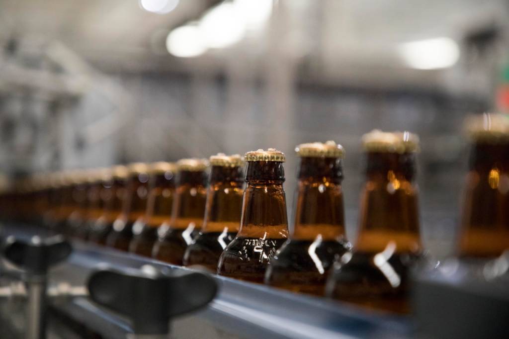 Ambev abre estágio exclusivo para negros e vai pagar curso de inglês