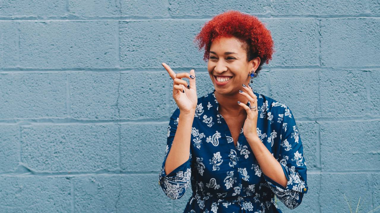 Mulher negra feliz sorrindo