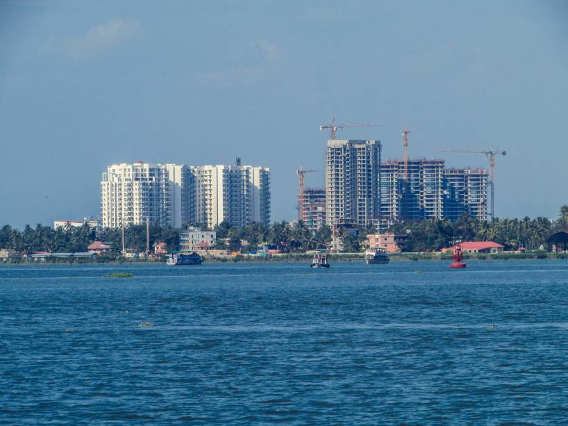 Com metrô e aeroporto que serão abastecidos com energia solar, a cidade de Kochi, na Índia, alia modernidade e beleza natural. A cidade tem um índice de 96% de alfabetização e ainda está construindo o gigantesco centro tecnológico para reter os talentos da cidade.