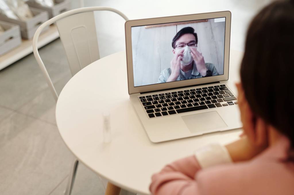 Funcionário com Covid pode ser obrigado a trabalhar? Especialista responde