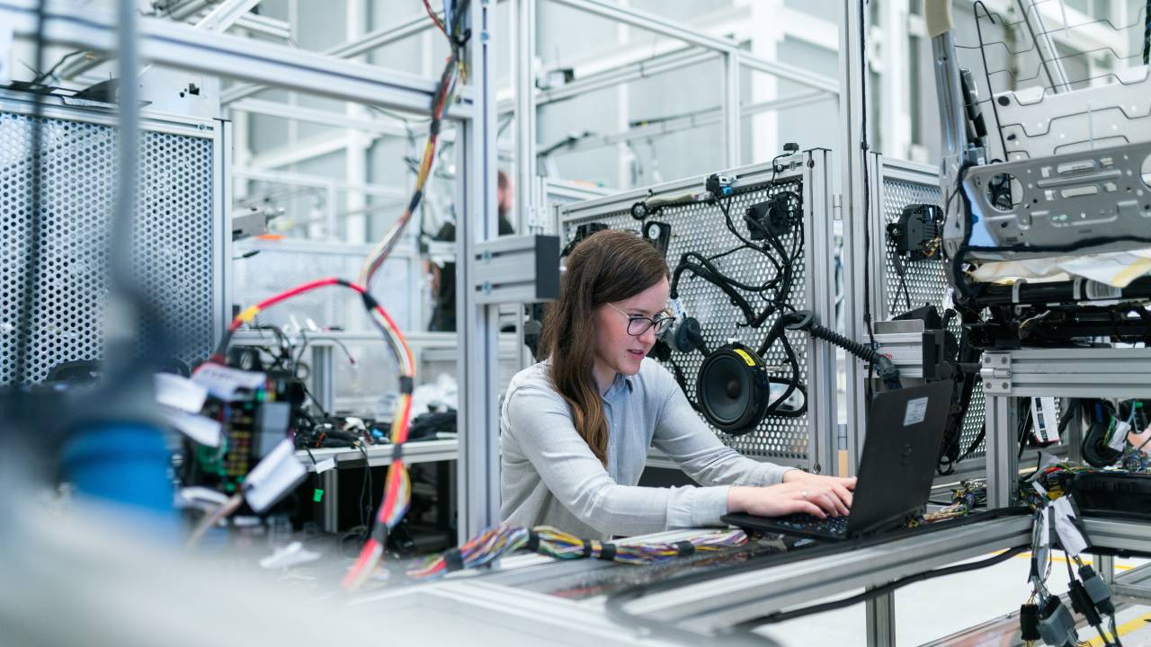 Engenheira trabalha em uma linha de produção automatizada