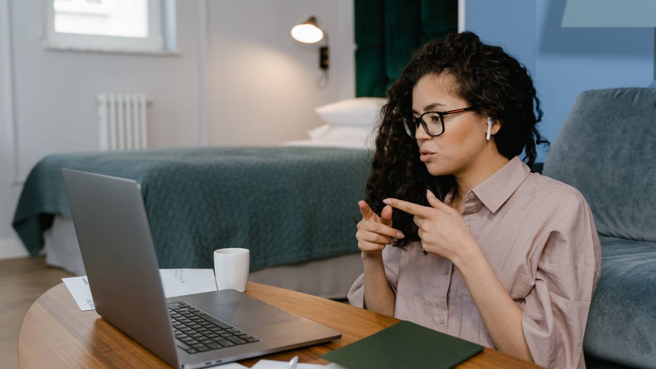 Mulher trabalha em home office