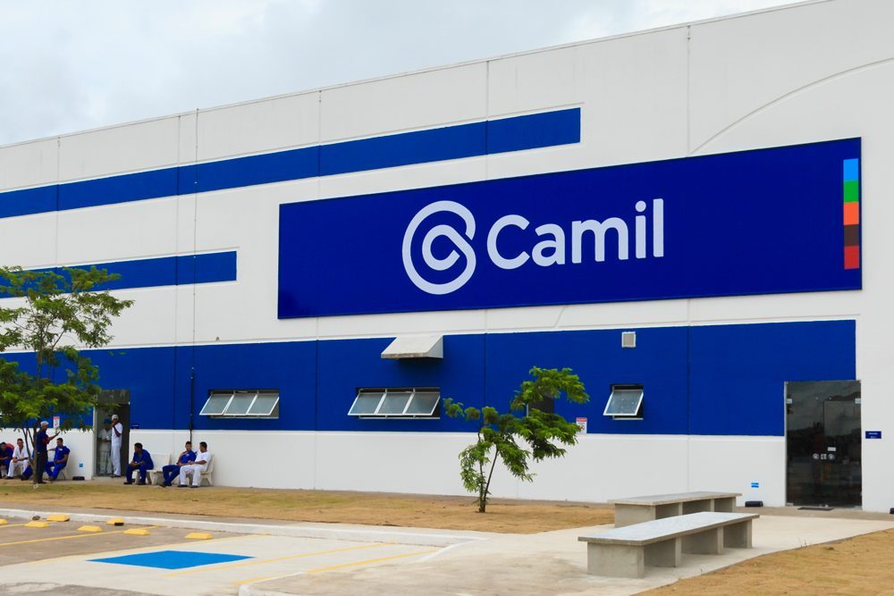 Fotografia da fachada de uma unidade da Camil Alimentos