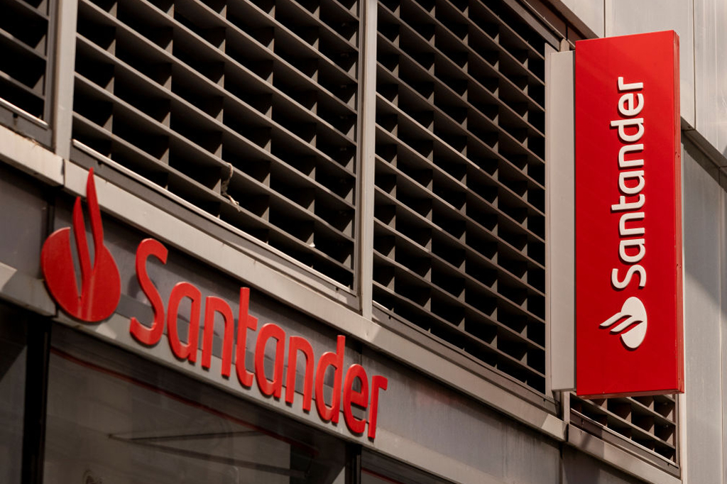 Fachada do banco Santander.