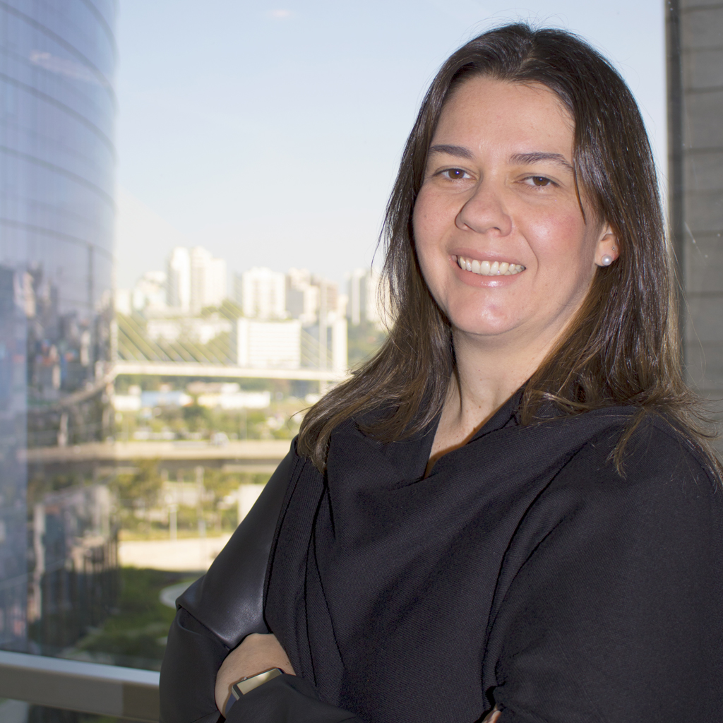 VCRH_96_Assédio_Moral_2 Imagem de executiva sorrindo, vestindo uma roupa preta.