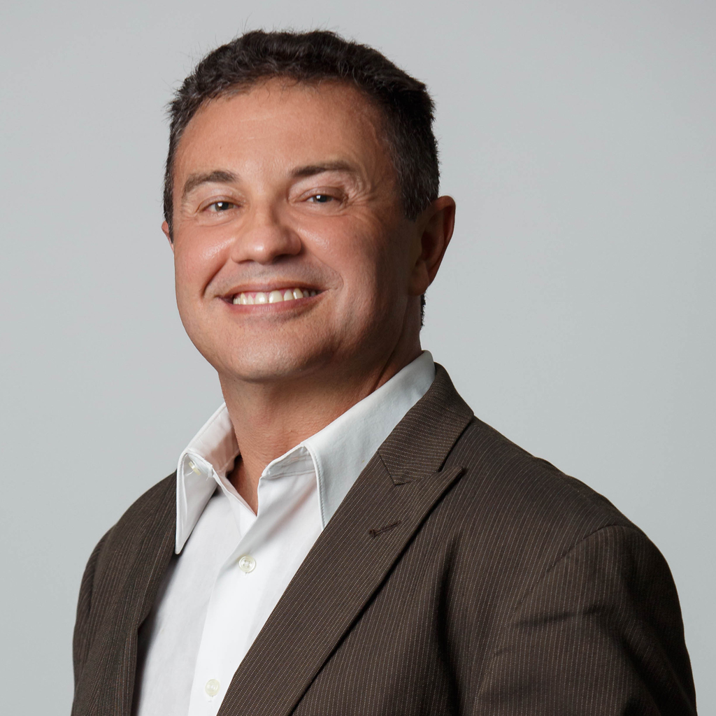 VCRH_96_Assédio_Moral_4 Imagem de um executivo sorrindo, vestindo um terno marrom.