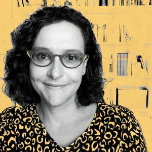 VCRH_96_Transição_Carreira_2 Imagem, em fundo amarelo, de uma mulher sorrindo, vestindo roupa estampada e óculos.