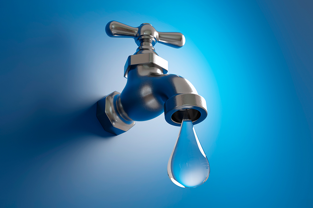Imagem de torneira de água prateada pingando uma grande gota de água no fundo azul.