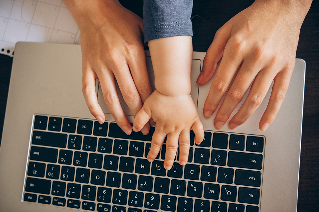 60% das mulheres enfrentam dificuldades na carreira após a maternidade