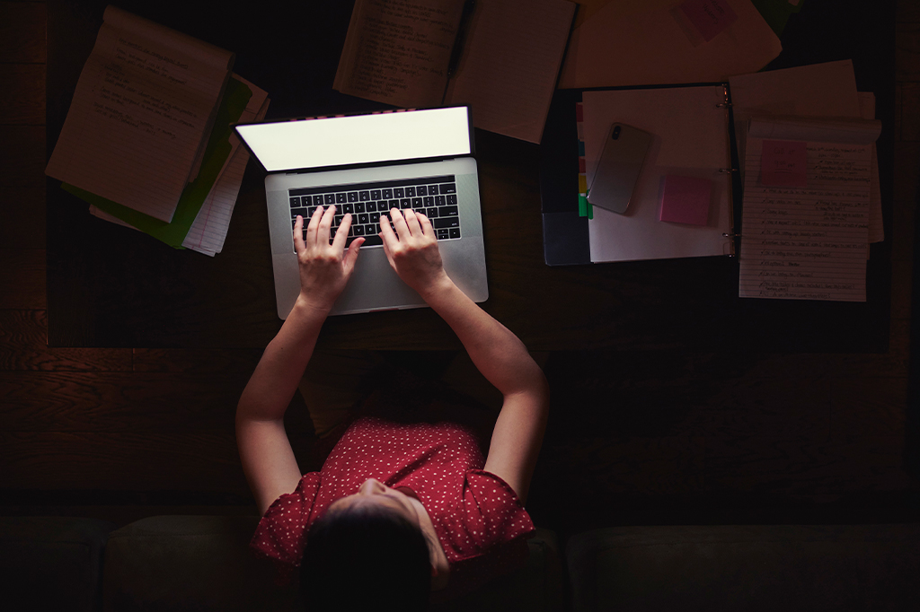77% dos profissionais fazem horas extras, revela estudo
