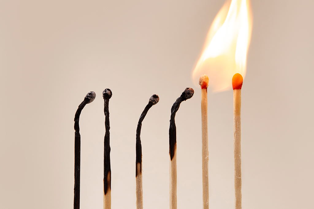 Insônia ligada ao burnout aumenta no fim do ano e desafia o bem-estar corporativo