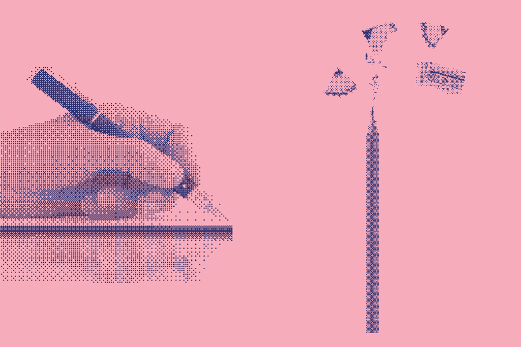 Imagem, em fundo rosa e linguagem de impressora matricial, de uma m&atilde;o segurando uma caneta tinteiro. Ao lado, v&ecirc;-se um apontador de l&aacute;pis, um l&aacute;pis apontado e raspas ao redor.