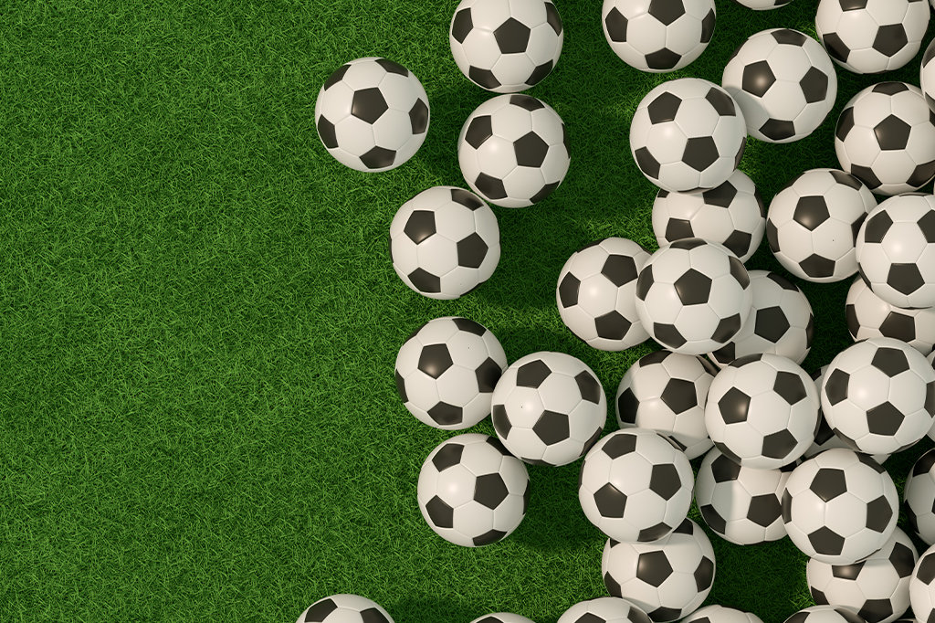 Bolas de futebol no campo de grama fundo verde