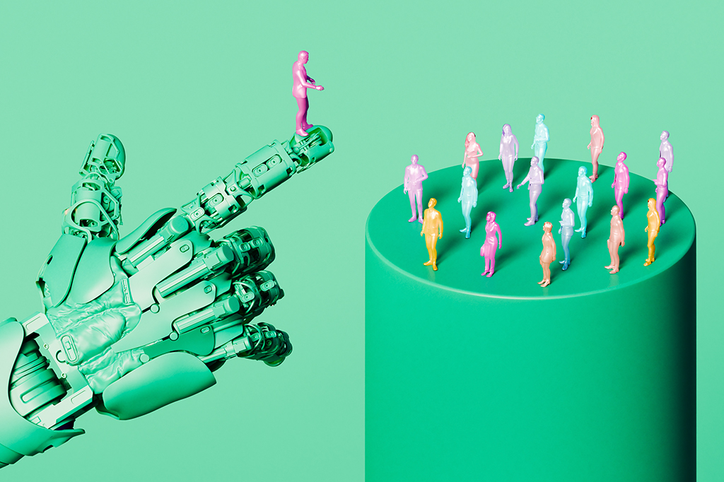 Imagem conceitual de uma grande mão robótica verde apontando e selecionando uma única figura humana rosa em meio a um grupo diverso de pessoas em um pedestal circular alto. Sobre um fundo verde-menta, esta imagem explora o poder da inteligência artificial no recrutamento, na demografia e na inclusão social